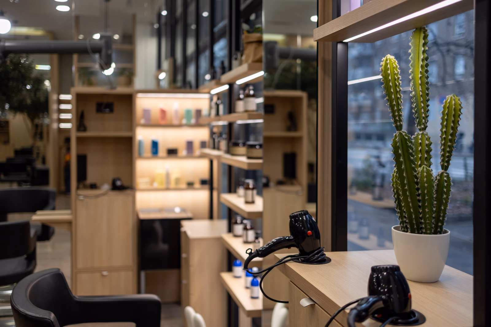 Postazione styling e dettagli verdi nel salone H-Lab