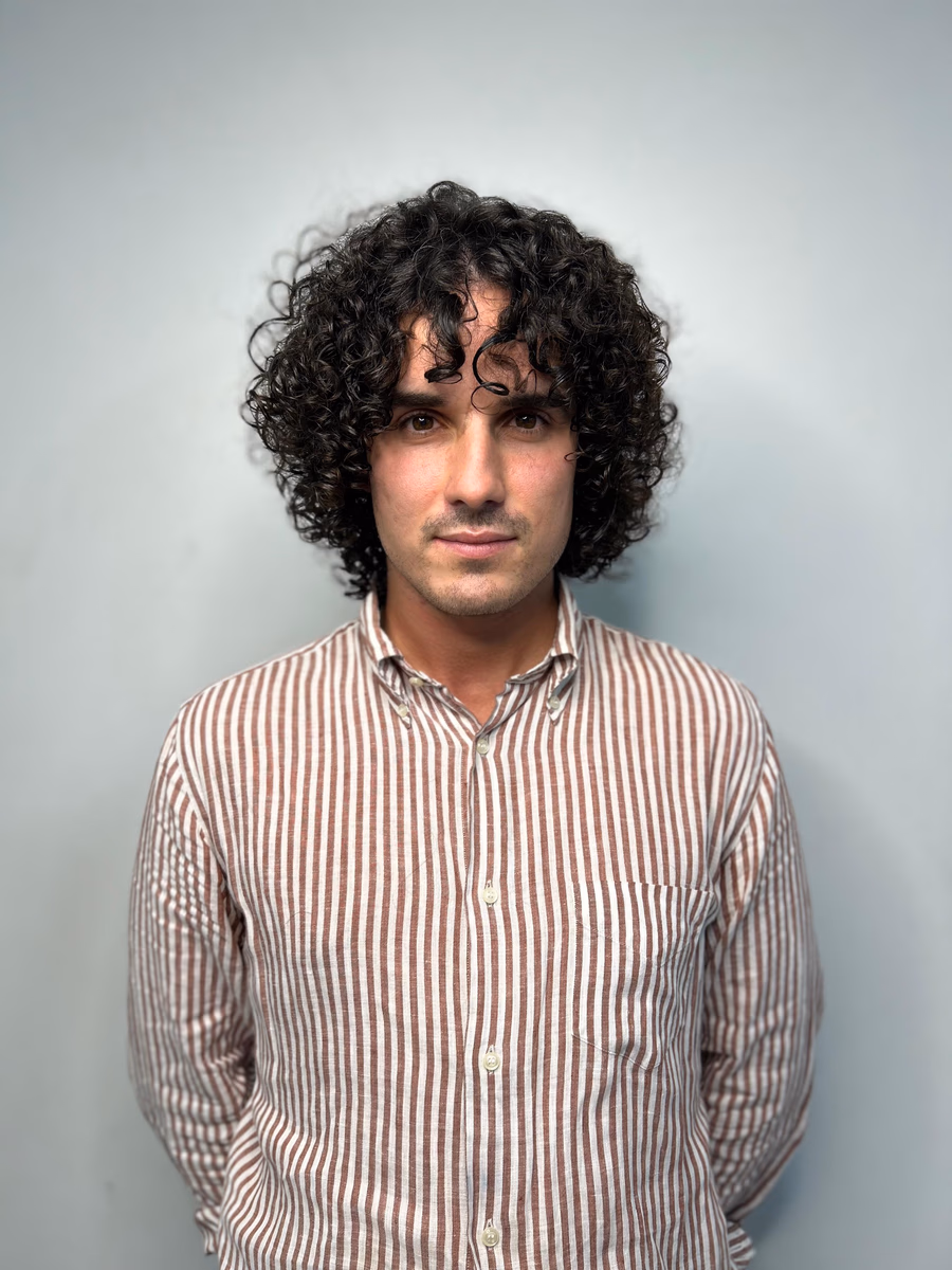 Taglio riccio maschile definito e naturale